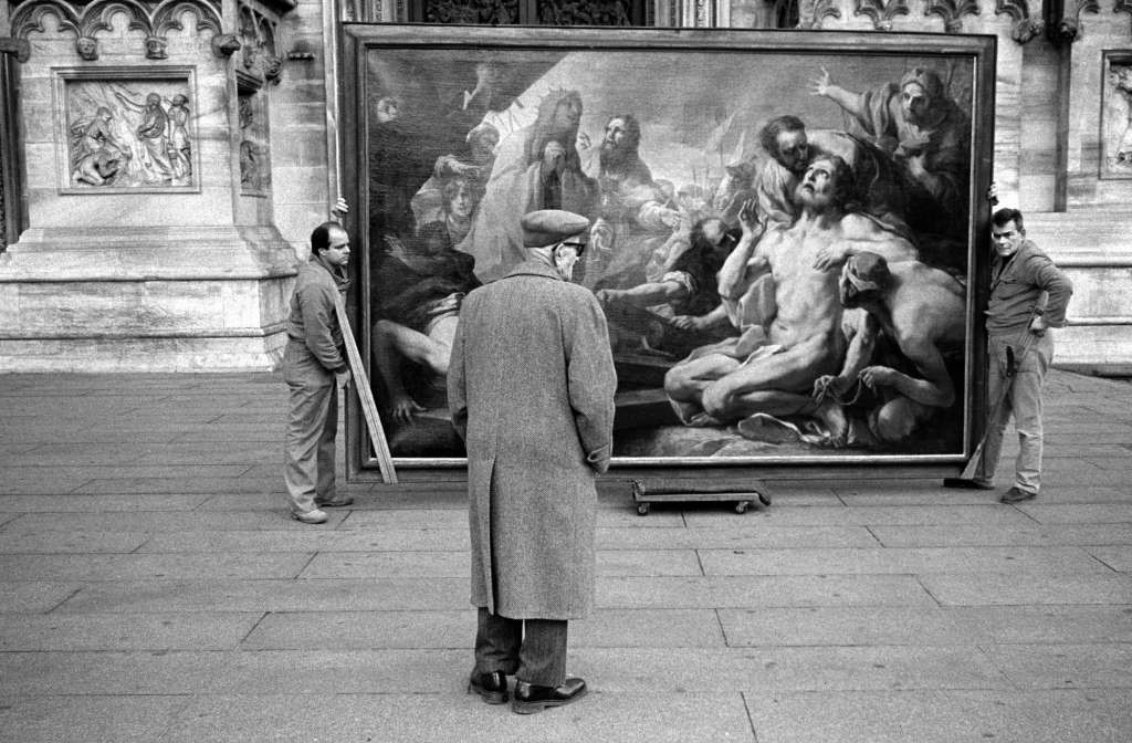 About Cradoc fotoSoftware - Man viewing painting. Milan, Italy. © Cradoc Bagshaw